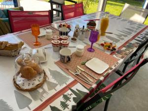 a table with food and drinks on top of it at Le Bon Etage in Fresnes-en-Woëvre