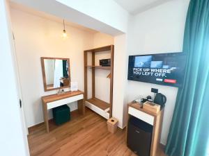 TV a/nebo společenská místnost v ubytování ILLYRIAN hotel Ksamil