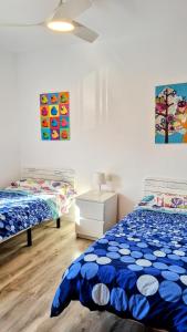 1 dormitorio con 2 camas, mesita de noche y 2 camas sidx sidx sidx sidx sidx en Hello Oliva Beach Alter, en Oliva 34 fotos más
