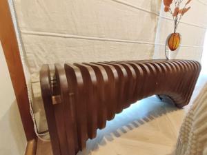 a wooden radiator with a vase on a wall at 65 两室一厅 駒込站4分 近商业街 2 rooms 4 mins to ST Max 7P 直达新宿 涉谷 表参道 池袋 上野 代代木 银座 原宿 in Tokyo