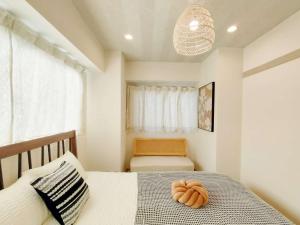 a bedroom with a bed with a pumpkin on it at 65 两室一厅 駒込站4分 近商业街 2 rooms 4 mins to ST Max 7P 直达新宿 涉谷 表参道 池袋 上野 代代木 银座 原宿 in Tokyo