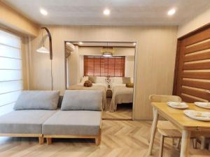 a living room with a couch and a bedroom at 65 两室一厅 駒込站4分 近商业街 2 rooms 4 mins to ST Max 7P 直达新宿 涉谷 表参道 池袋 上野 代代木 银座 原宿 in Tokyo