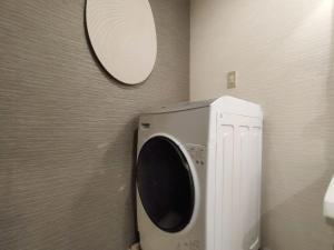 a washing machine in a bathroom with a mirror at 65 两室一厅 駒込站4分 近商业街 2 rooms 4 mins to ST Max 7P 直达新宿 涉谷 表参道 池袋 上野 代代木 银座 原宿 in Tokyo