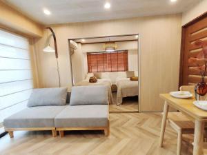 a living room with a couch and a table at 65 两室一厅 駒込站4分 近商业街 2 rooms 4 mins to ST Max 7P 直达新宿 涉谷 表参道 池袋 上野 代代木 银座 原宿 in Tokyo