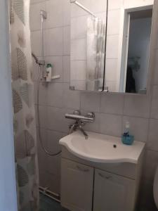 Koupelna v ubytování RISTIMÄENKATU 13