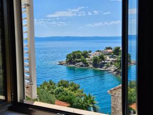 塞尔察Oasis apartment的从窗户看到的海景