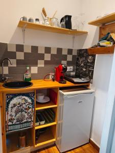 A kitchen or kitchenette at Studio Sedie Volanti