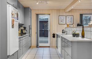O bucătărie sau chicinetă la Three-Bedroom Holiday Home In Grenaa