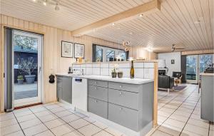 O bucătărie sau chicinetă la Three-Bedroom Holiday Home In Grenaa