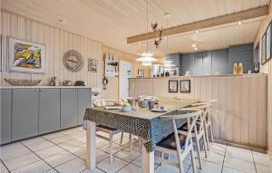 O bucătărie sau chicinetă la Three-Bedroom Holiday Home In Grenaa +20 fotografii