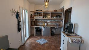 Kuchyň nebo kuchyňský kout v ubytování Paradies Apartments Prizba + 23 fotografií
