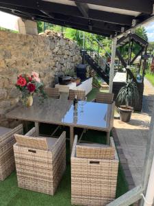 Patio alebo iná vonkajšia časť ubytovania Maison Les Berrys