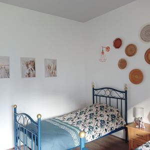 ein Schlafzimmer mit einem blauen Bett und einer weißen Wand in der Unterkunft Gîte de la Duranderie in Sevremont + 52 Fotos