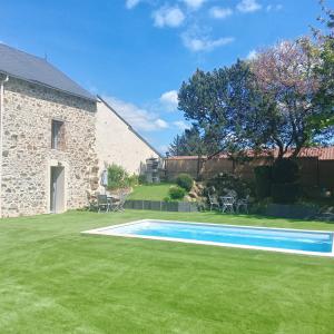 ein Pool in einem Hof neben einem Gebäude in der Unterkunft Gîte de la Duranderie in Sevremont