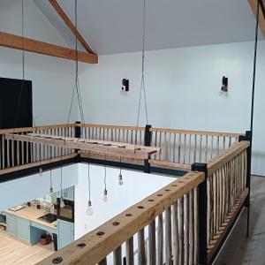 ein Pool in einem Raum mit einem Holzgeländer in der Unterkunft Gîte de la Duranderie in Sevremont