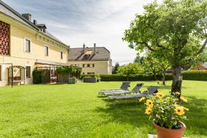 a picnic table and chairs in the yard of a house at Haus König in Mauterndorf