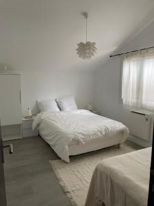 Postel nebo postele na pokoji v ubytování Artigaous Family