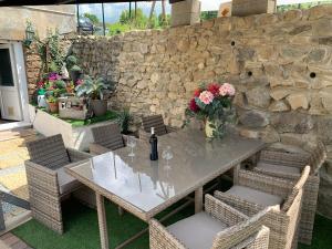 Patio alebo iná vonkajšia časť ubytovania Maison Les Berrys