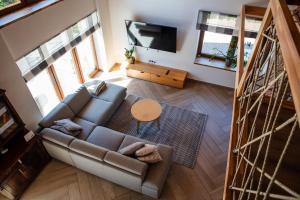 an overhead view of a living room with a couch and a table at Apartamenty Ogródkowa 5 in Wisła