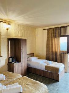 - une chambre avec deux lits, une fenêtre et deux couvre-lits dans l'établissement Shahunts Resort, à Odzun