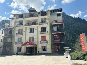 纳兰恩Iconic Hotel Naran的山前的一座大楼