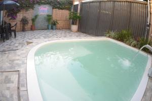 カボ・フリオにあるCasa aconchegante! perto de Búzios e Cabo Frioの裏庭のスイミングプール