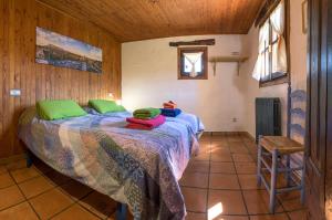 1 dormitorio con 1 cama y 1 silla en una habitación en Casa Marina, en Buerba