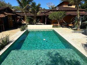 una piscina en el patio trasero de una casa en Itamambuca Suites, en Ubatuba