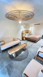 Postel nebo postele na pokoji v ubytování OCEAN BLUE HOTEL & RESORT -Jbeil