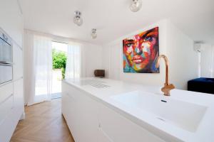 Η κουζίνα ή μικρή κουζίνα στο K-Sea Villa Boutique De Luxe à Cassis