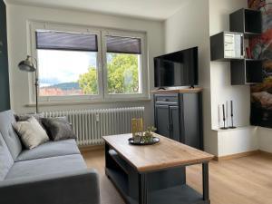 a living room with a couch and a table at Ferienwohnung Eulenflucht in Hameln