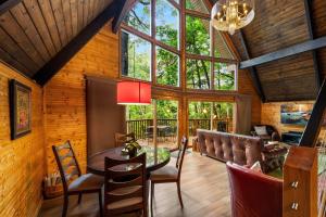 TV a/nebo společenská místnost v ubytování Honey Bear - Unique Boutique Chalet in Gatlinburg with Mt Leconte view