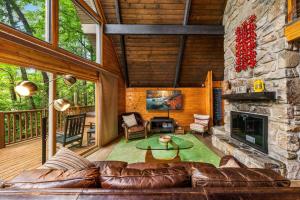 Posezení v ubytování Honey Bear - Unique Boutique Chalet in Gatlinburg with Mt Leconte view