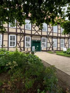 an old building with a green door in front of it at Apartment in der Altstadt von Verden mit Blick auf den Dom, ab 3 Übernachtungen in Verden