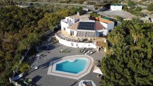 widok z lotu ptaka na dom z basenem w obiekcie CORTIJO OHANA w mieście Motril