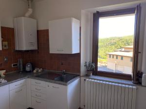 Η κουζίνα ή μικρή κουζίνα στο Appartamento Piazza di Montese 1