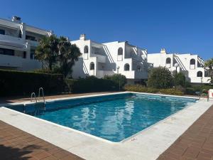 una piscina frente a un edificio en Sotogrande apartamento duplex, en Sotogrande