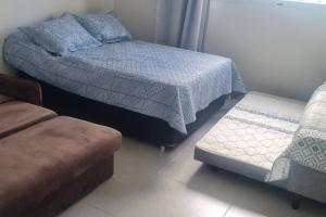 Ένα ή περισσότερα κρεβάτια σε δωμάτιο στο Aconchegante Studio no Condomínio da Fé +8 φωτογραφίες