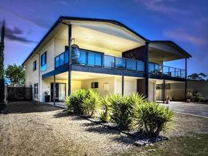Goolwa SouthGoolwa Serenity - Modern, Peaceful, Linen & wifi included的房屋前方设有植物阳台