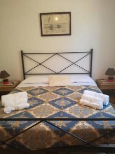 プーラにあるVilletta relax 2の枕が2つ置かれたベッドのある寝室