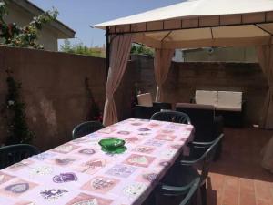 プーラにあるVilletta relax 2のパティオ(ピンクのテーブルクロス付)