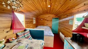 阿斯米尔Island Sleeping的小木屋内的小房间,配有一张床
