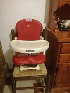 プーラにあるVilletta relax 2のキャビネットの隣に置かれた赤と白の椅子