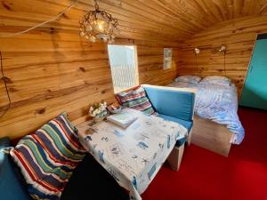 阿斯米尔Island Sleeping的房间里有一张床和一张桌子的卧室