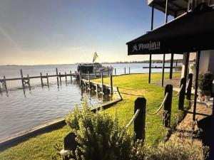 Goolwa SouthGoolwa Serenity - Modern, Peaceful, Linen & wifi included的船坞,船在水中