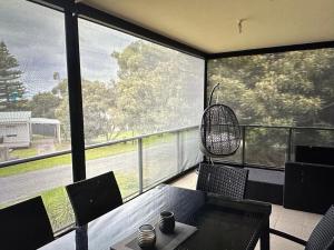 Goolwa Serenity - Modern, Peaceful, Linen & wifi included的休息区