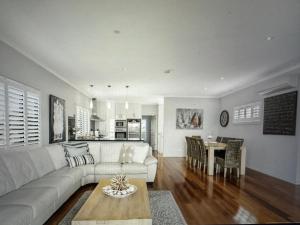 Goolwa Serenity - Modern, Peaceful, Linen & wifi included的休息区