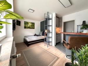 ein Wohnzimmer mit einem Bett und einem Tisch in der Unterkunft 4Flat - Zentral & Free Parking in Osnabrück