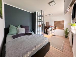 ein Schlafzimmer mit einem Bett und einer blauen Wand in der Unterkunft 4Flat - Zentral & Free Parking in Osnabrück