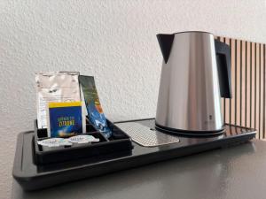ein Tablett mit einer Kaffeemaschine und einer Schachtel Essen in der Unterkunft 4Flat - Zentral & Free Parking in Osnabrück